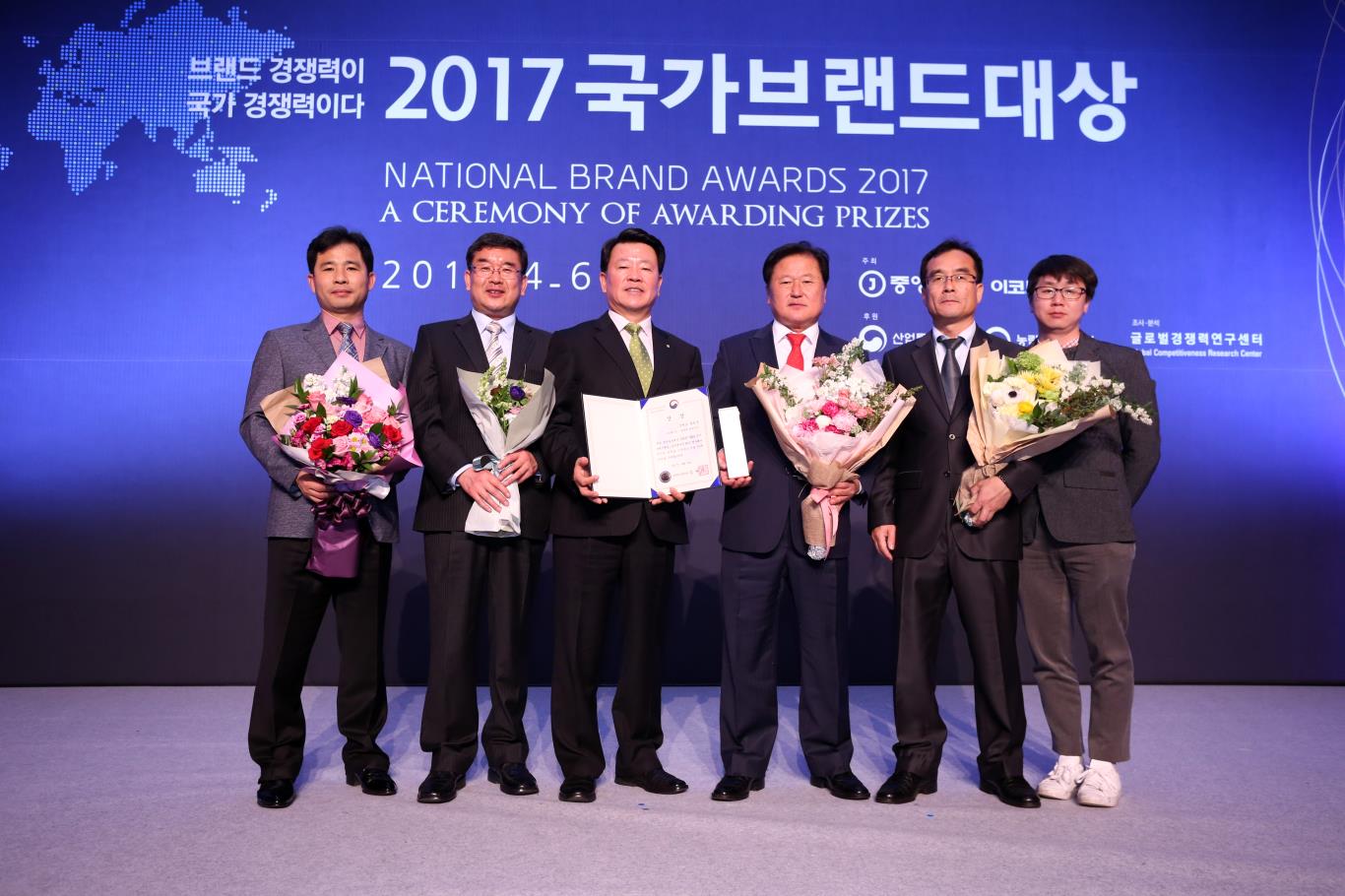 20170406-국가브랜드대상시상식16 (1).jpg